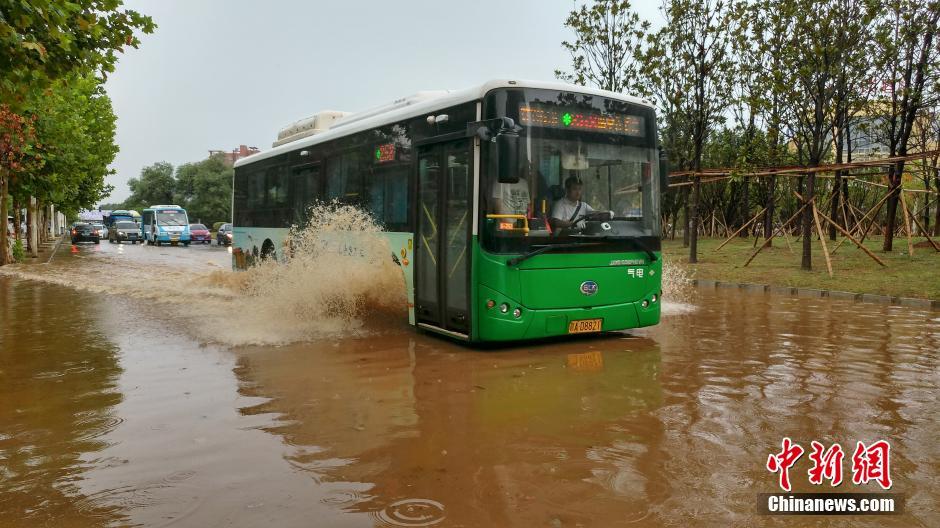 江西南昌突降暴雨局地内涝 市民出行受阻(组图)