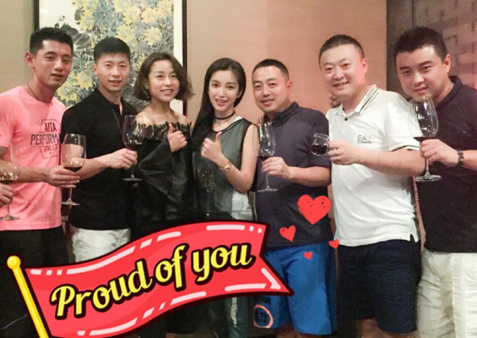 李冰冰与国乒队聚餐合影 被张继科搭肩
