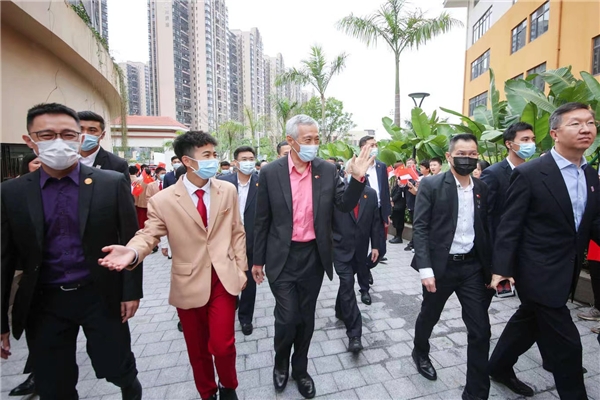 新加坡总理李显龙走访视察广州新侨学校