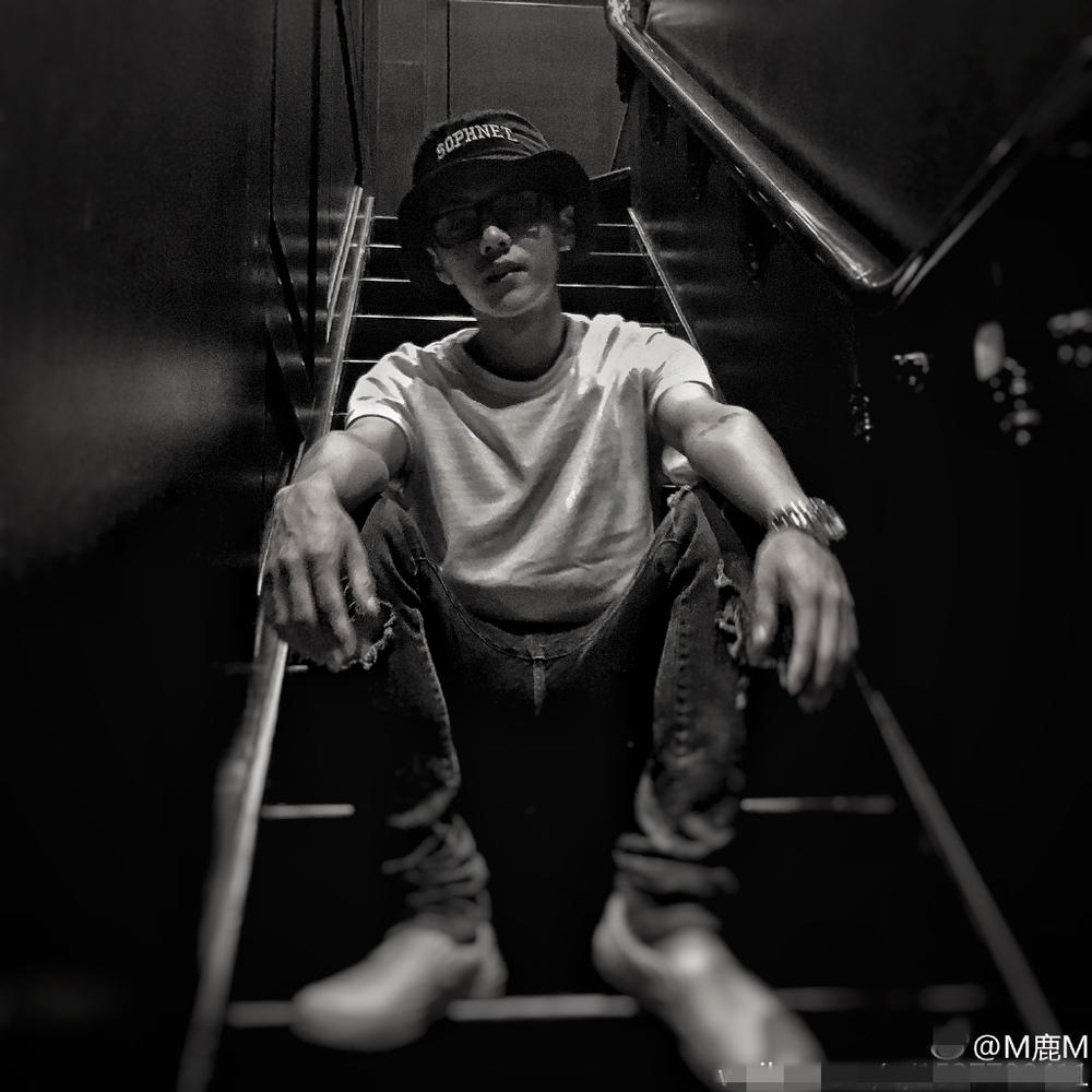 鹿晗深夜晒照 看不清脸也能撩?服气!(图)