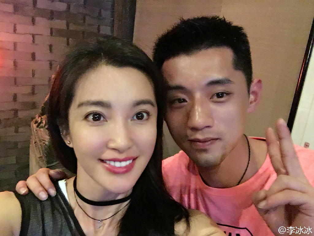 国乒圈粉李冰冰 张继科与其搭肩合影