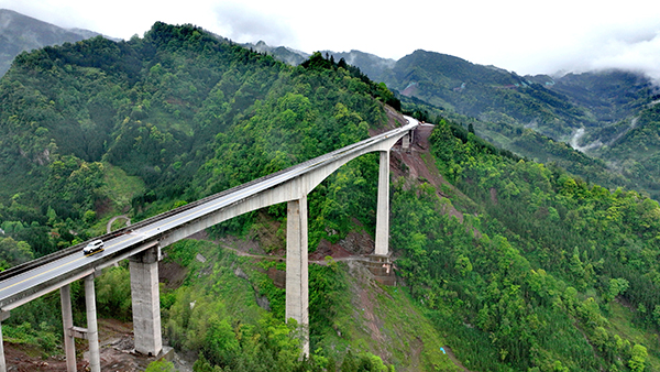 （张）眉山：长龙舞绿海 大道通瓦屋——S308瓦屋山快速通道建成通车_fororder_瓦屋山快速通道+供图+洪雅县委宣传部