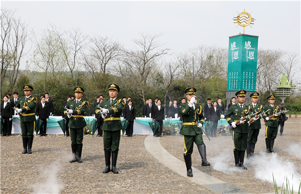 武汉石门峰纪念公园举办第八届全免费集体生态环保葬_fororder_05