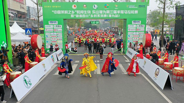 （張）樂山：犍為“半馬”激情開跑 5300余名跑友穿越“中國茉莉之鄉”_fororder_<span class=