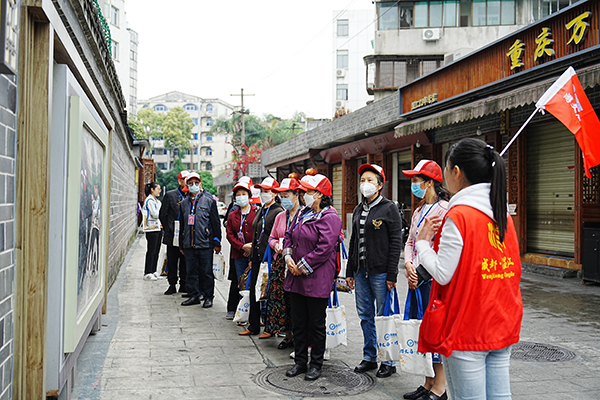 成都温江区柳城街道启动“游文庙·访古今 ‘两河一心’”社治游_fororder_居民游览现场-摄影-陈孟光