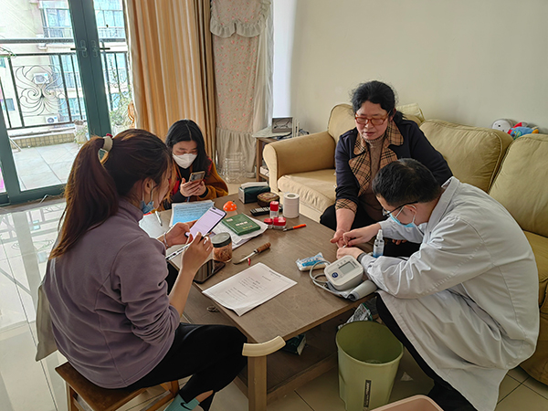 成都温江区柳城街道恒大城社区创新成立“1+1+N”家庭医生服务团队_fororder_入户开展健康服务现场-摄影-黄敏