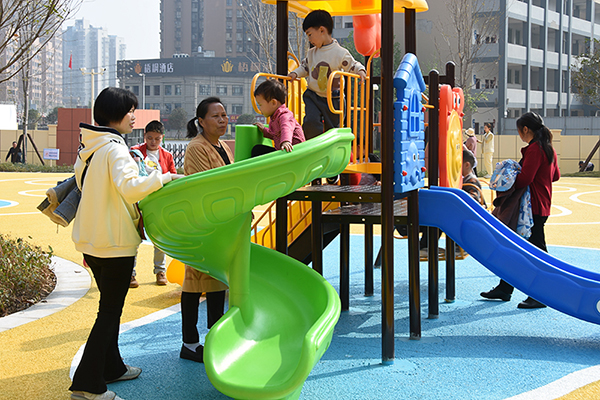 (张)自贡市荣县青阳市民体育公园正式开园_fororder_5小朋友在公园内