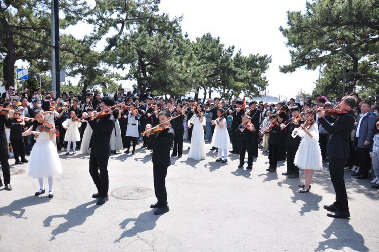 【国际在线】“青青之岛，爱乐之城”小提琴快闪活动收官演出在青岛市市南区上演_fororder_图片1