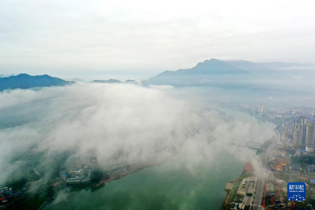 广西：桂江雨后现云海