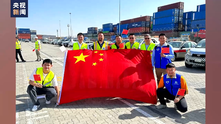 中国军舰搭载第二批撤离人员抵达吉达港