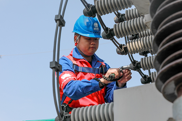 四川：安全运行13年 国网“最老”特高压直流换流站年度检修完成_fororder_电力工人检修现场-摄影--唐溢