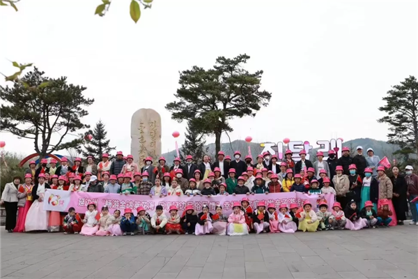 以“家庭力量”助推延边州旅游发展 延边州100名家庭代表参与亲子游活动_fororder_参加活动的家庭代表合影 供图 延边州妇联