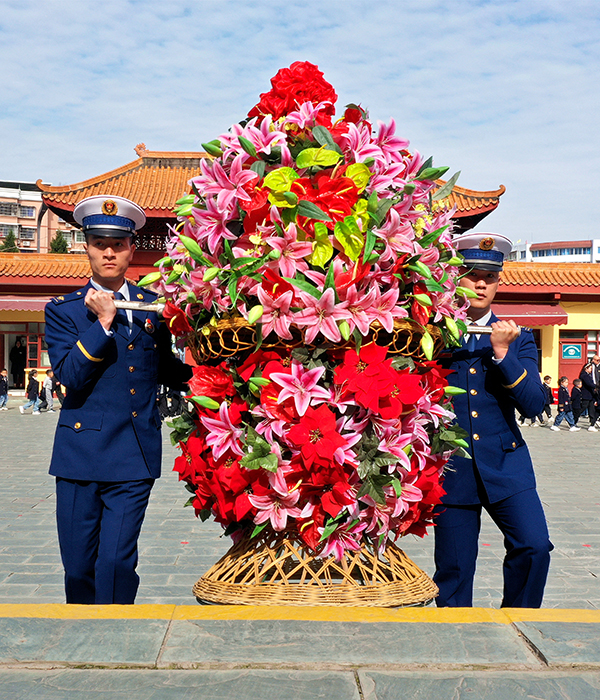 中江县消防官兵向烈士敬献花篮