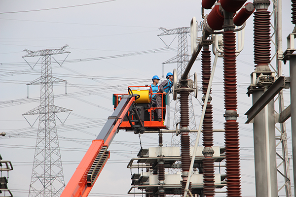 四川：安全运行13年 国网“最老”特高压直流换流站年度检修完成_fororder_工作人员正在进行主通流回路检查作业--摄影-王娇