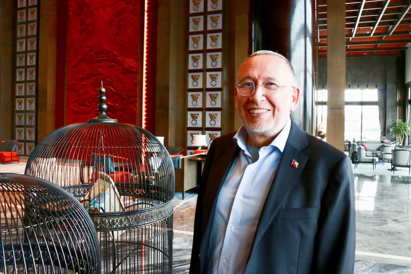 成都都江堰：外国使领团穿汉服 观古法放水 体验治水文化_fororder_智利驻成都总领事古斯塔沃·迪亚兹·希达尔戈 摄影 杨雯涵