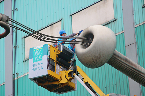 四川：安全运行13年 国网“最老”特高压直流换流站年度检修完成_fororder_电力工人对设备进行清灰--摄影-孙琦