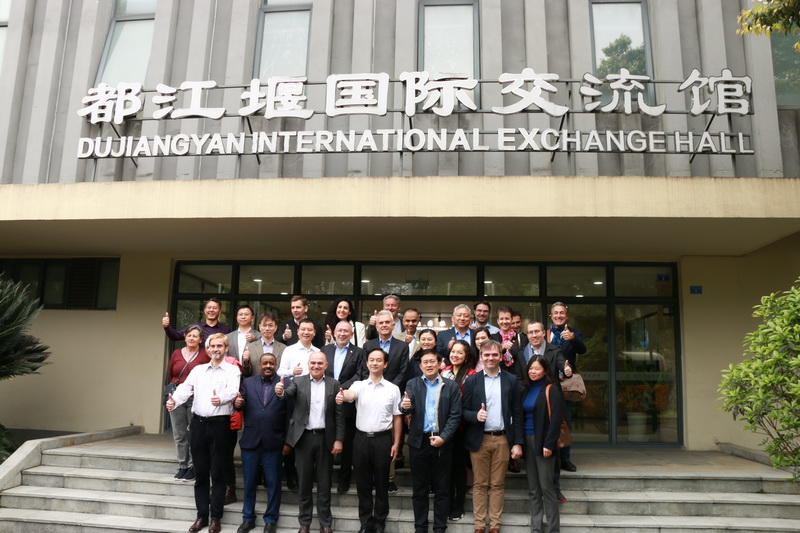 滔滔岷江水 悠悠中华情 外国使领团走进成都都江堰_fororder_外国使领团与都江堰市委书记蒋蔚炜（中）在都江堰国际交流馆外合影留念 摄影 杨雯涵