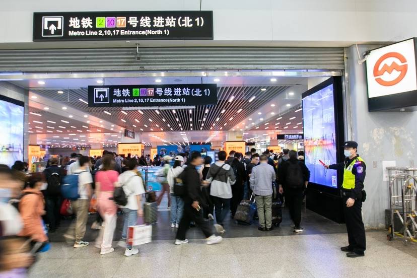 【图说上海】虹桥枢纽迎假期返程最高峰 上海警方全力护航市民群众平安回家路
