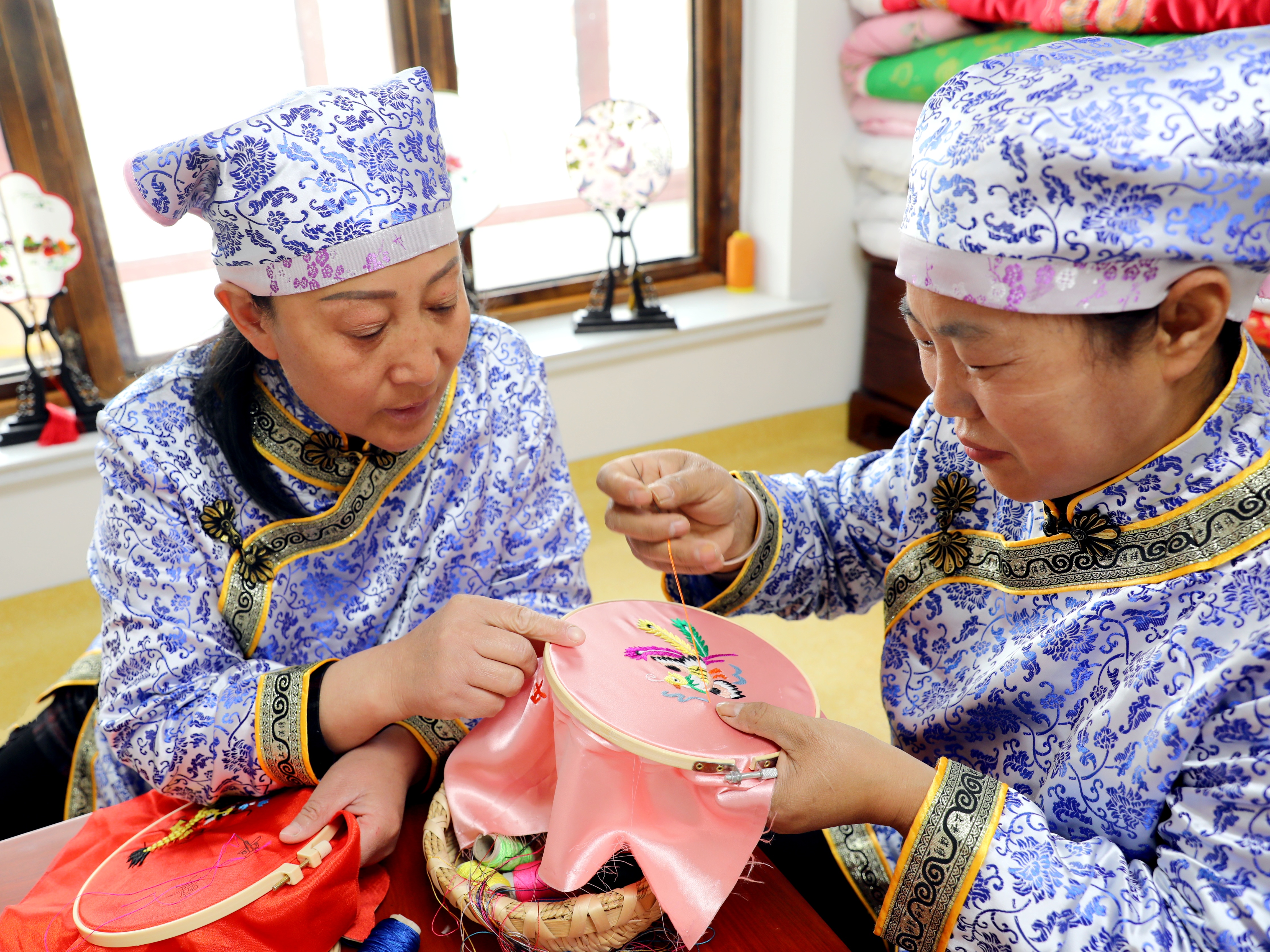 图片默认标题_fororder_“满绣”非遗传承人闫桂维培训当地妇女学习秀法