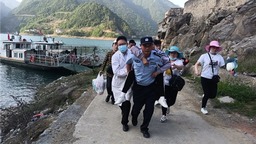 游客在清江画廊突发疾病休克 执勤民警和值班医生与生命竞速成功救治