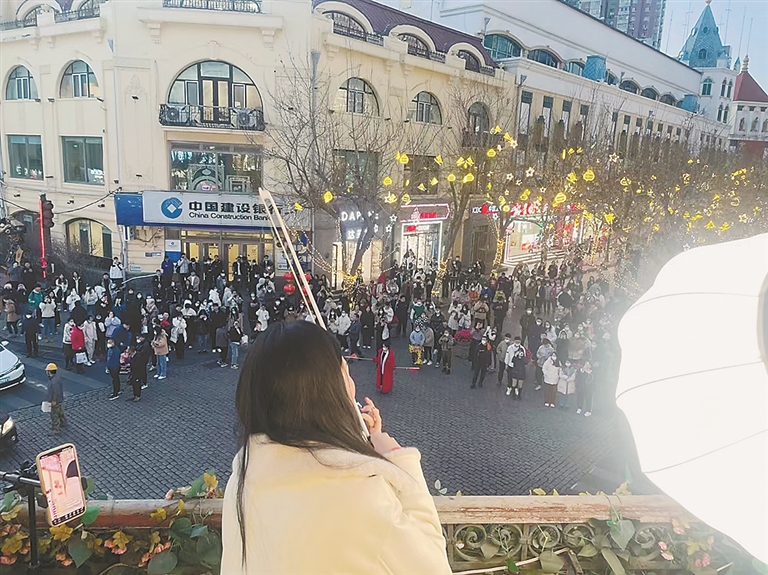哈尔滨90后女孩杨璐：我愿成为中央大街阳台上的“音乐风景”，与你美丽邂逅