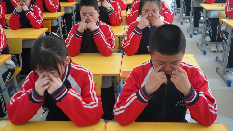 图片默认标题_fororder_同学们认真的完成每一个动作 邵帅 摄