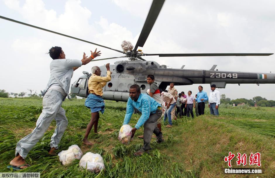 印度北部遭遇洪災 空軍派直升機發放救援物資