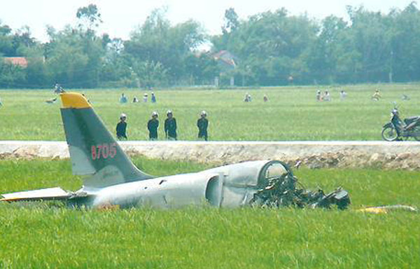 越南一架军机突发事故坠毁 撞坏国道