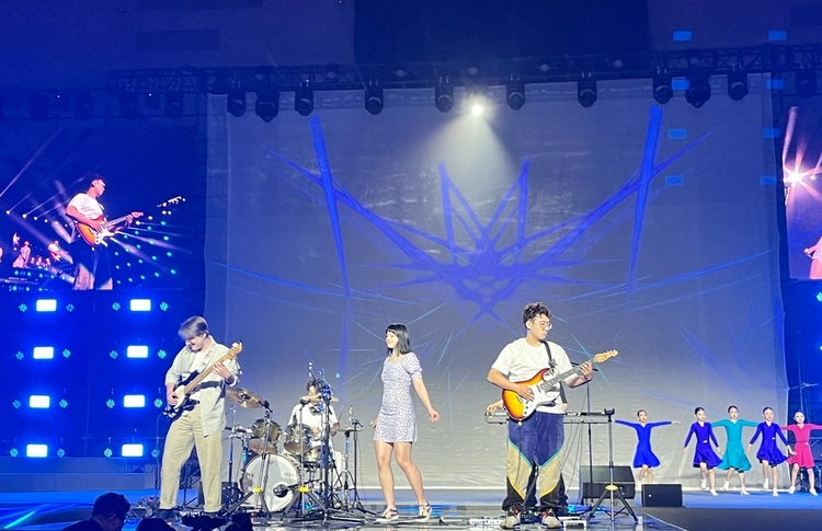 “青春有约 唱响大运”五四青春歌会在成都举行-国际在线