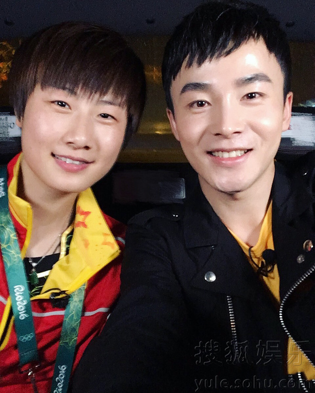 沈凌与里约奥运会中国女乒乓球单打冠军丁宁的合照.