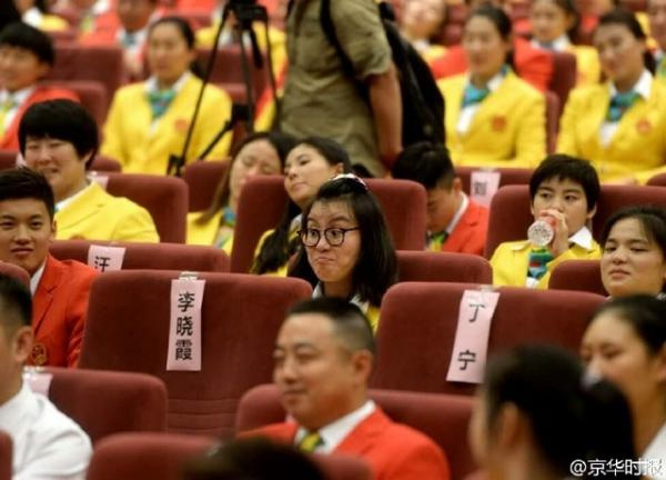 组图：傅爷不闲着！表彰会洪荒少女再变表情包