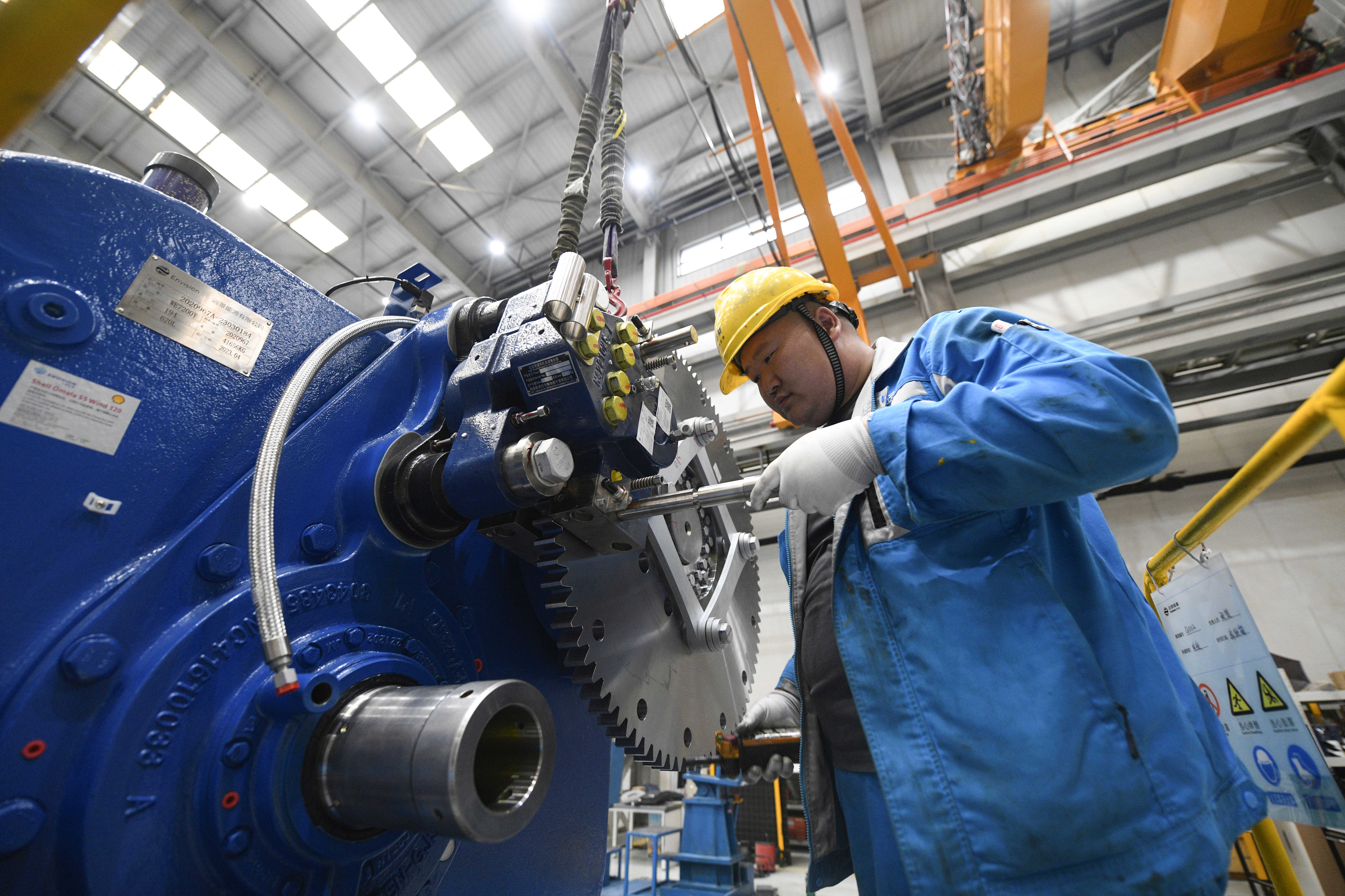 图片默认标题_fororder_5月5日，在丰宁县一家风电装备制造企业，质检人员在检查风电设备。王立群摄 (4)