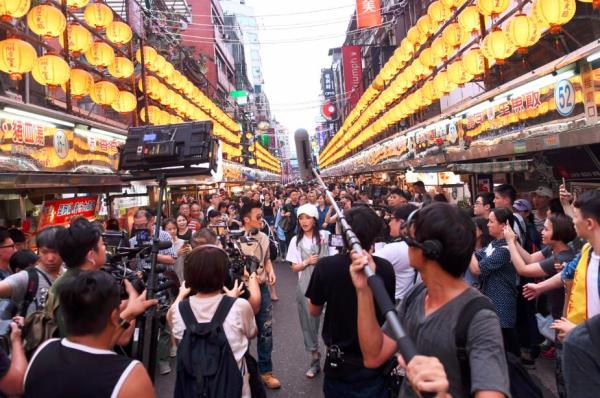 舒淇與謝霆鋒走街串巷 加盟"鋒味3"只為美食