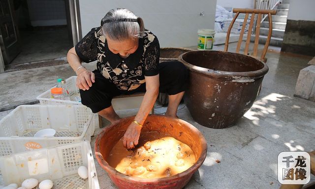 廖奶奶的咸鸭蛋致富"流油"记