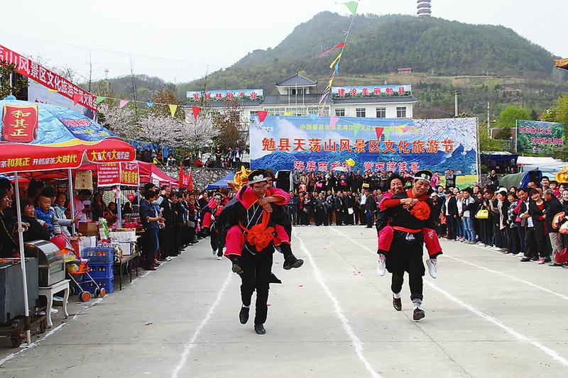 （不签）【专题 相约三国圣地 最美花海勉县 勉县之声 下图 显示图在稿件最下方】（页面标题）油菜花开遍地“金” 勉县（内容页标题）油菜花开遍地“金” 勉县“以花为媒”助推县域经济发展观察