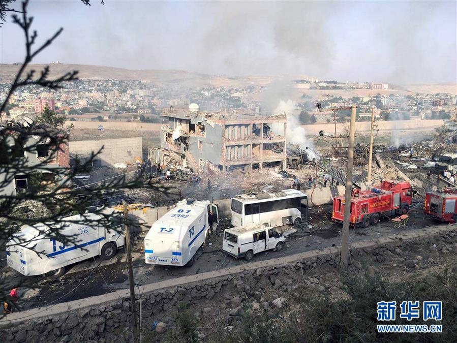 土耳其警察检查站遭袭致8死45伤