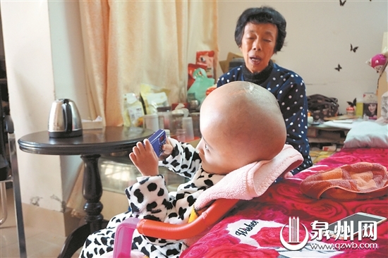 【法治 列表】【滚动新闻】【地市 泉州】晋江夫妇收养“大头娃娃”8年 为其治病倾尽所有