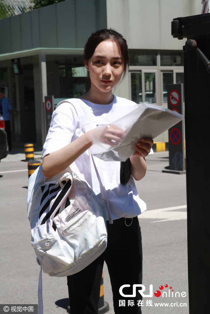 张雪迎中戏报到引围观 赵嘉敏到校无人问津