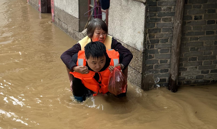 暴雨困镇民 宜春公安冲在救援一线_fororder_9-1