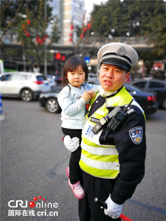 【社会民生】2岁小女孩独自穿梭车流 民警及时出现护安全