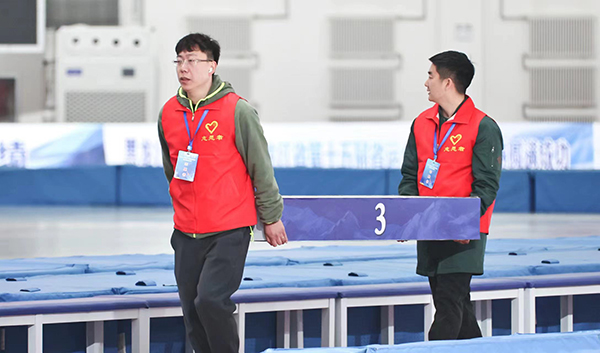 赛场上的点点红星！10名志愿者助力第十五届省运会速度滑冰比赛