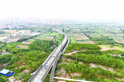 武汉地铁蔡甸线开通首日4万人次尝鲜