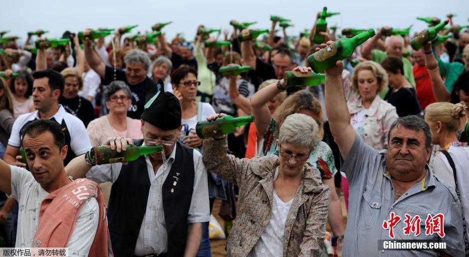 西班牙举办“西达酒派对” 众人以酒浇身欲破纪录