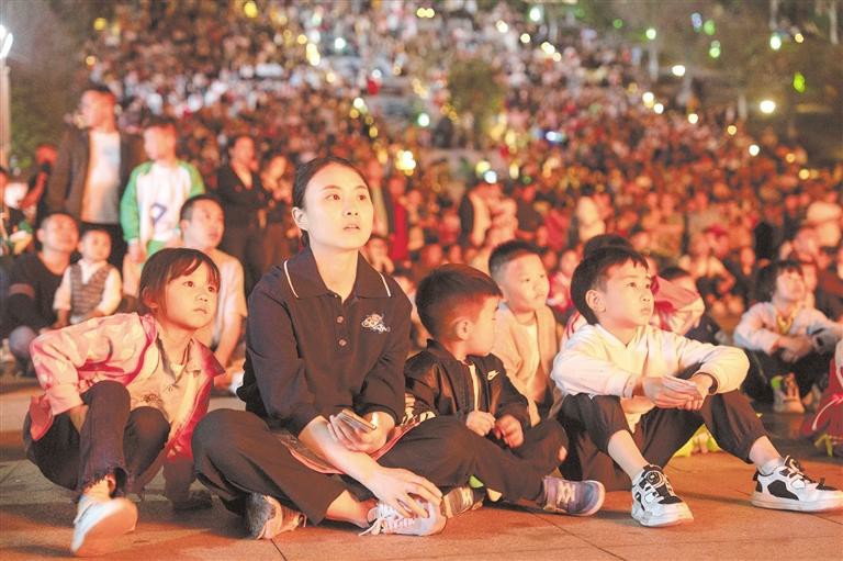 贵州毕节：露天电影带火夜经济_fororder_中首2