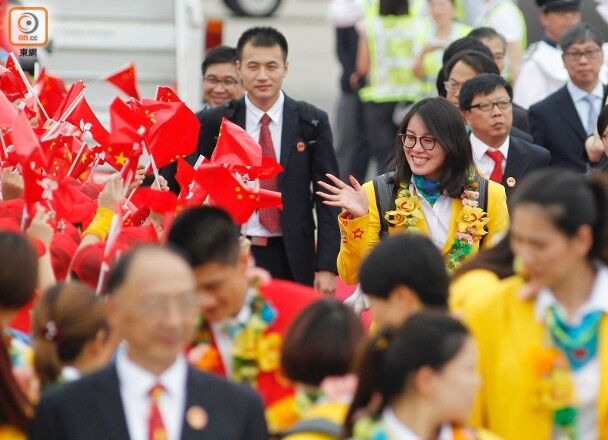 中国内地奥运代表团抵港“洪荒之力”傅园慧笑容满面