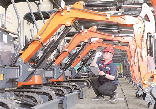 湖南新田：微型挖机走俏海外_fororder_1