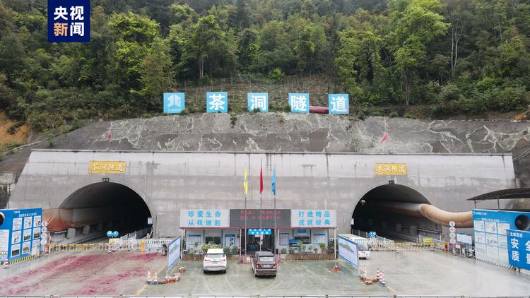 廣西龍城高速茶洞隧道半幅順利貫通