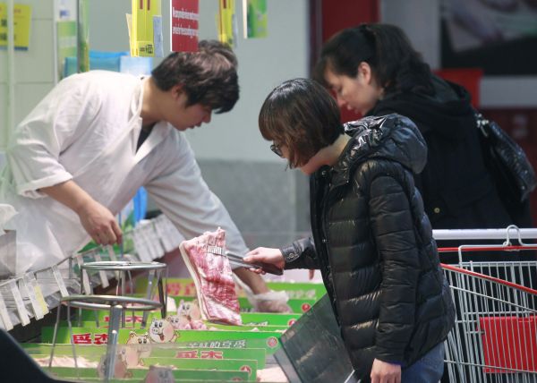 英媒：中国趁英镑疲软增购英国猪肉 培根价格飙升