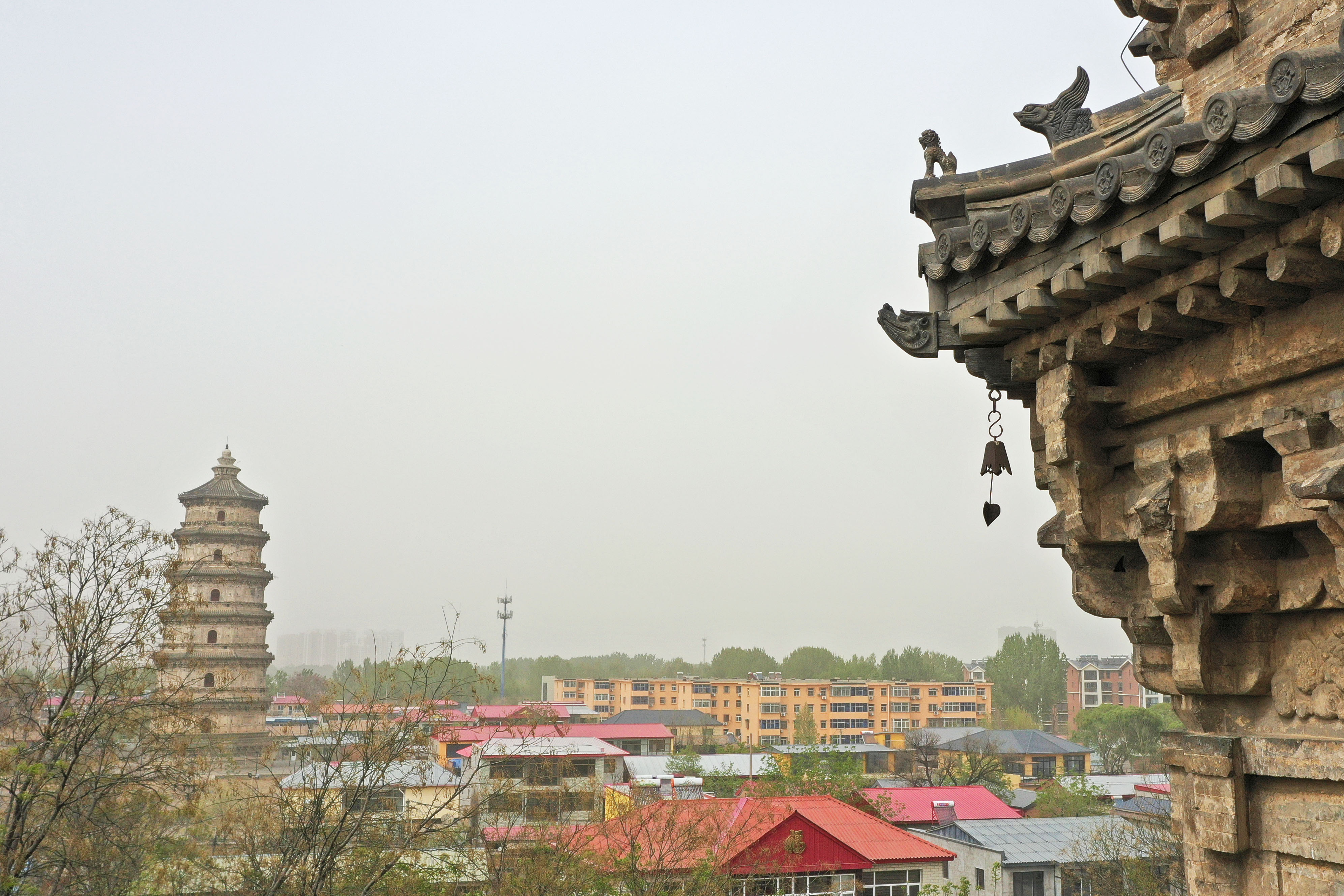 图片默认标题_fororder_4月12日拍摄智度寺塔檐角上千年的神兽和风铃。熊华明摄