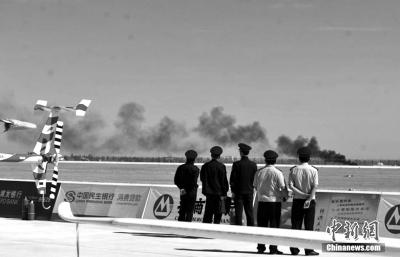 甘肃张掖航空大会一特技飞机失控坠地 被烧成空壳